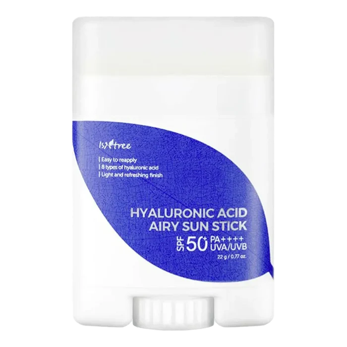 Isntree Hyaluronic Acid Airy Sun Stick 50+ PA++++ i hvit design med blå bladgrafikk og SPF-beskyttelse